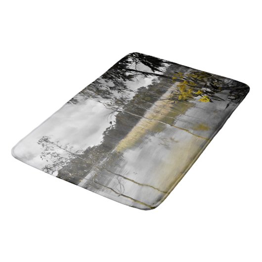 灰色の空の下の反射 バスマット (アングル)