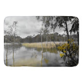 灰色の空の下の反射 バスマット (正面)