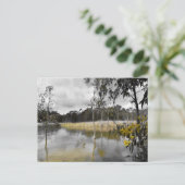 灰色の空の下の反射 ポストカード (スタンド正面)