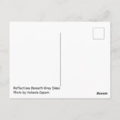 灰色の空の下の反射 ポストカード (裏面)