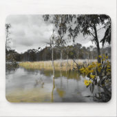 灰色の空の下の反射 マウスパッド (正面)