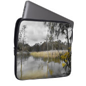 灰色の空の下の反射 ラップトップスリーブ (正面右)