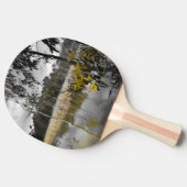 灰色の空の下の反射 卓球ラケット (横)