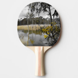 灰色の空の下の反射 卓球ラケット