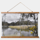 灰色の空の下の反射 吊り下げ型タペストリー (正面)