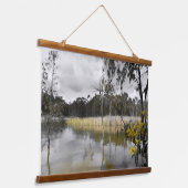 灰色の空の下の反射 吊り下げ型タペストリー (傾斜あり)