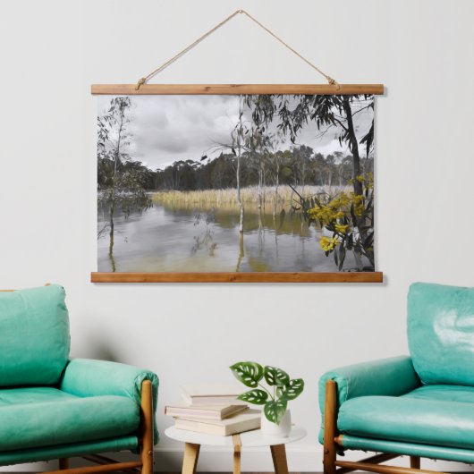 灰色の空の下の反射 吊り下げ型タペストリー (リビング)