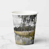 灰色の空の下の反射 紙コップ (裏面)