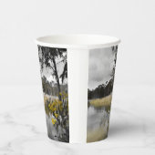 灰色の空の下の反射 紙コップ (右)