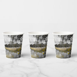 灰色の空の下の反射 紙コップ