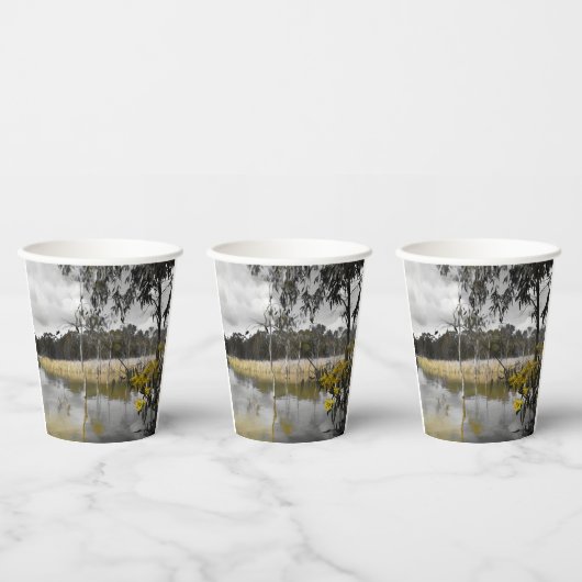 灰色の空の下の反射 紙コップ (複数)