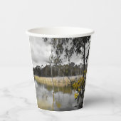 灰色の空の下の反射 紙コップ (正面)