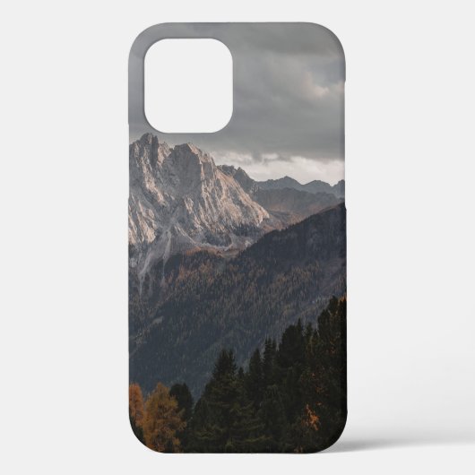 灰色の空の下の山の木々 Case-Mate iPhoneケース (裏面)