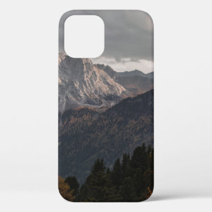 灰色の空の下の山の木々 iPhone 12ケース