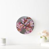 灰色の空の花に対してピンク色の日本のさくらんぼ ラウンド壁時計 (ホーム)