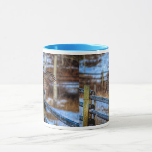 灰色の素晴らしフクロウと雪野生動物のラプターを修復 マグカップ (中央)