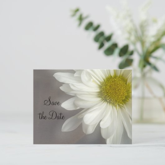 灰色の結婚式のソフトホワイトデイジー日付を保存 案内ポストカード (スタンド正面)