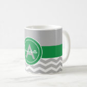 灰色の緑のシェブロン コーヒーマグカップ (正面右)