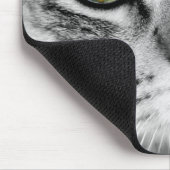 灰色の縞模様の猫のグリーンアイのクローズアップ マウスパッド (コーナー)