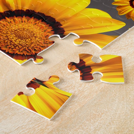 灰色の美しい黄色の花、金ゴールドストライプ ジグソーパズル (側面)