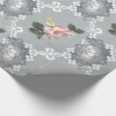 灰色の背景にピンクと白の花 ラッピングペーパー (角)