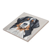 灰色の背景にベルネーゼの山犬 タイル (側面)