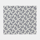 灰色の背景に濃い青の蝶のパターン フリースブランケット (正面(横))