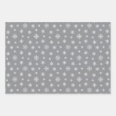 灰色の背景に白いクリスマスの雪片 ラッピングペーパーシート (正面2)