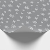 灰色の背景に白いクリスマスの雪片 ラッピングペーパー (角)