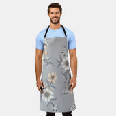 灰色の背景に白と灰色の花模様 エプロン (着用した状態)