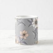 灰色の背景に白と灰色の花模様 コーヒーマグカップ (中央)