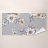 灰色の背景に白と灰色の花模様 バスタオル (バスタオル)
