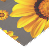 灰色の背景に美しい黄色の花 テーブルクロス (アングル)