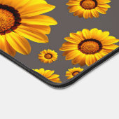 灰色の背景に美しい黄色の花 デスクマット (コーナー)