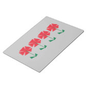 灰色の背景に赤い花の靴下に入れて贈る小さなクリスマスプレゼント ノートパッド (アングル)