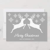 灰色の背景に雪の結晶と白い鹿の形とテキスト シーズンカード (正面)