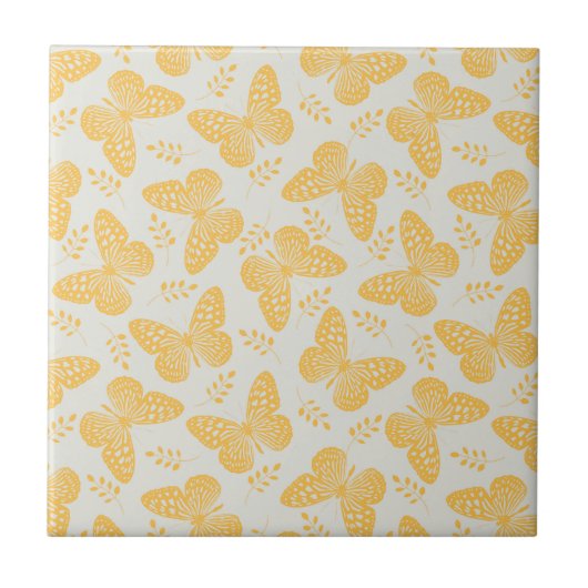 灰色の背景に黄色い蝶のパターン タイル (正面)