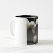 灰色の背景のプードルのHaunches、 ツートーンマグカップ (正面左)