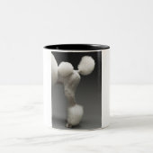 灰色の背景のプードルのHaunches、 ツートーンマグカップ (中央)