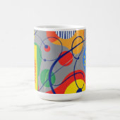 灰色の背景の原色の抽象的な形 コーヒーマグカップ (中央)