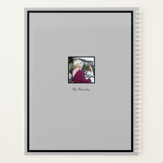 灰色の背景の女の子のファッションモダン赤 プランナー手帳 (裏面)