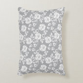 灰色の背景の白いレースパターン アクセントクッション (正面(垂直))