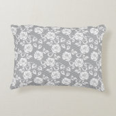 灰色の背景の白いレースパターン アクセントクッション (裏面)