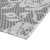 灰色の背景の白いレースパターン カッティングボード (角)