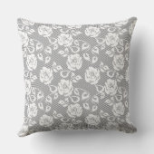 灰色の背景の白いレースパターン クッション (裏面)