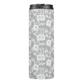 灰色の背景の白いレースパターン タンブラー (裏面)