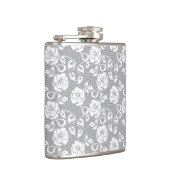 灰色の背景の白いレースパターン フラスク (右)