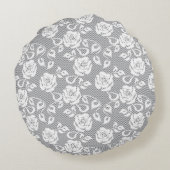 灰色の背景の白いレースパターン ラウンドクッション (裏面)