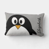 灰色の背景を持つかわいい漫画のペンギン ランバークッション (裏面)
