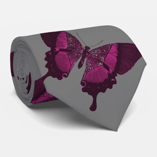 灰色の背部を持つ濃いピンクの蝶 ネクタイ (ロール)